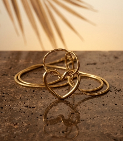 Détail du pendentif cœur ouvert doré