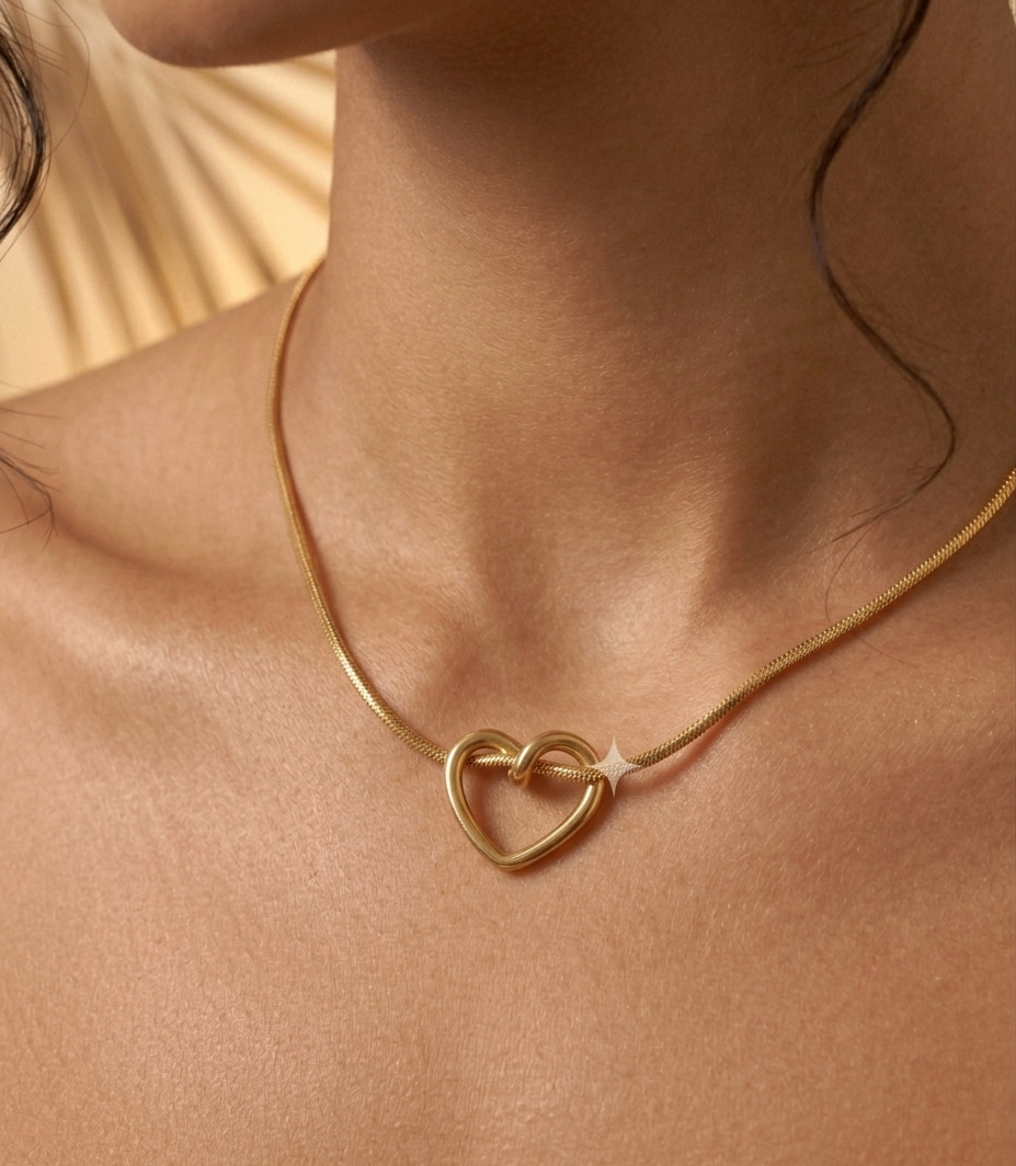 Gros plan du pendentif cœur au cou