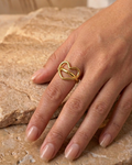 Bague cœur dorée portée à la main