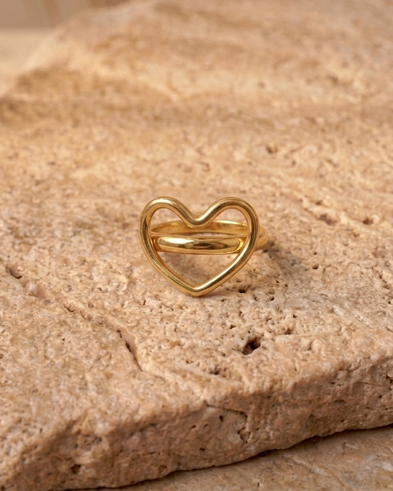 Bague cœur dorée détail du motif
