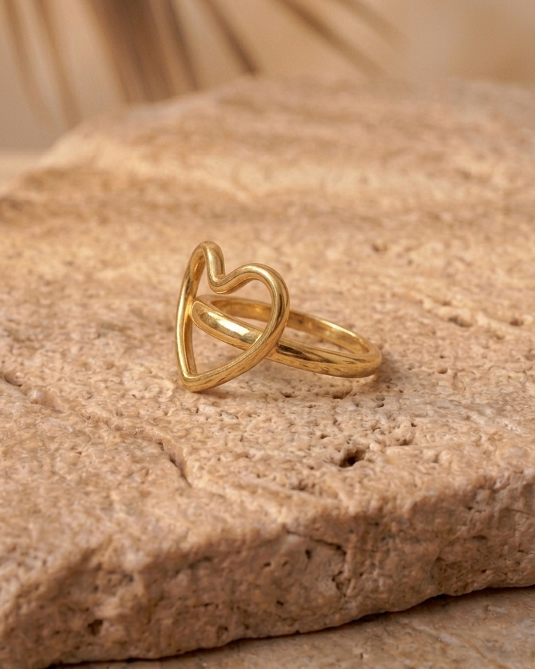 Bague cœur dorée sur fond pierre