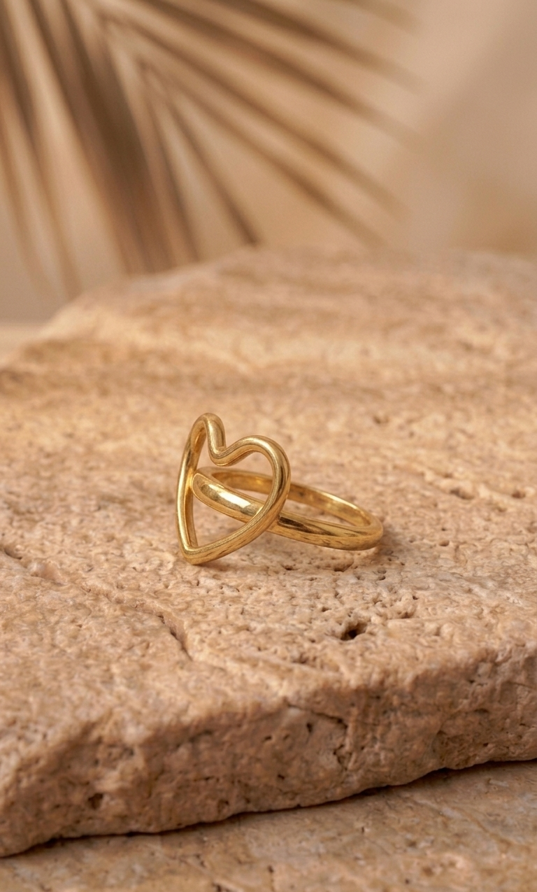 Bague cœur dorée sur fond pierre