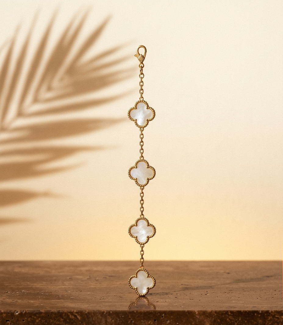 Bracelet trèfle doré avec cinq motifs blancs