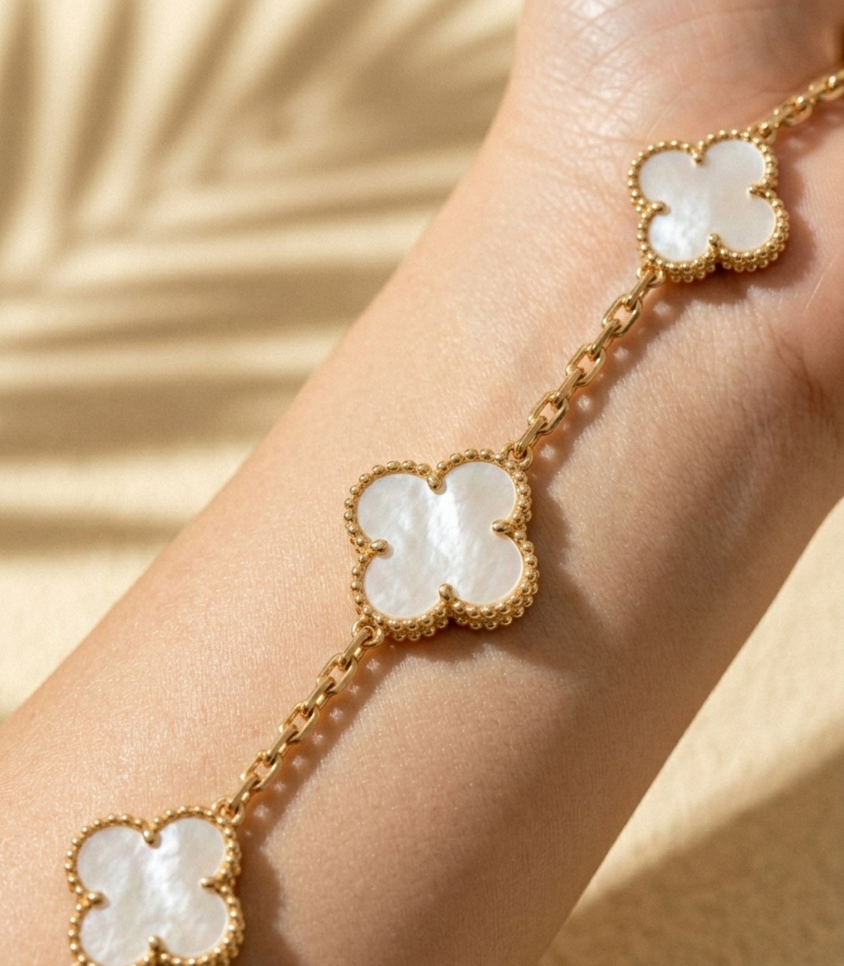 Détail des motifs trèfle sur le bracelet
