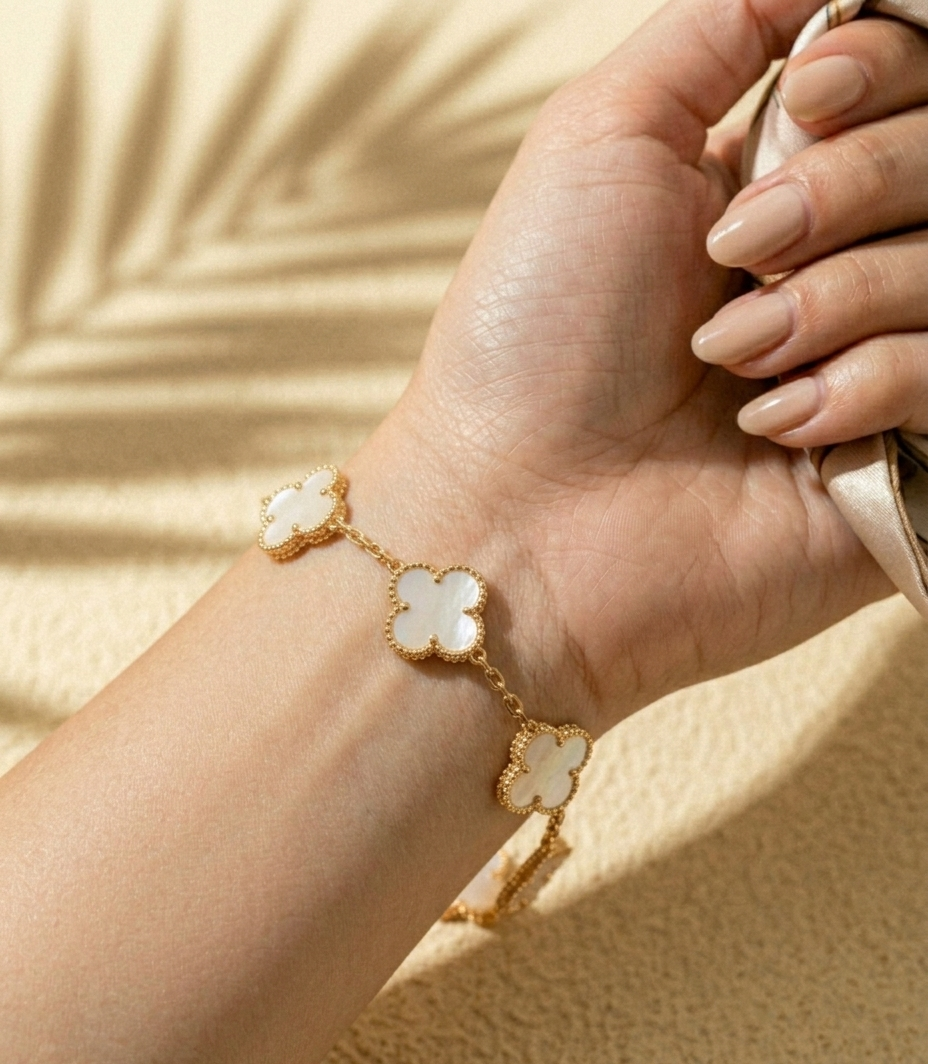 Bracelet trèfle porté au poignet